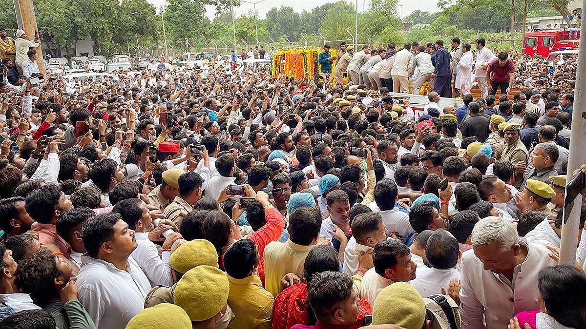 Mulayam Singh Yadav’s State Funeral Shortly: Abhishek Bachchan, Jaya Bachchan and Baba Ramdev reach Saifai; Akhilesh to conduct last rites soon